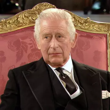De ce poartă Regele Charles un inel pe degetul mic
