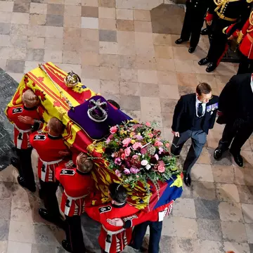Semnificația specială a aranjamentului floral care a fost așezat pe sicriul Reginei Elisabeta a II-a