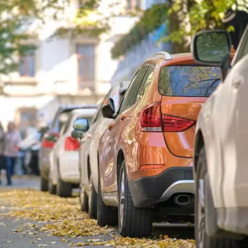 Poliția Română va putea ridica mașinile parcate neregulamentar pe trotuare