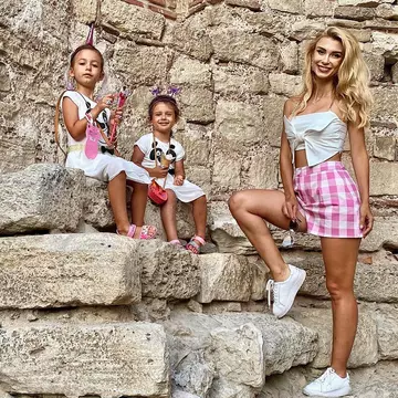 Cine are grijă de fetele Andreei Bălan cât ea e plecată la concerte. "Mamei îi e teamă să doarmă singură în vilă cu Ella și Clara"