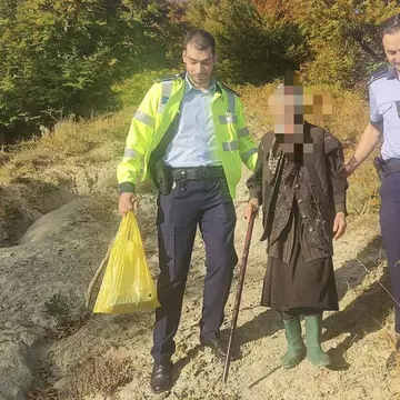 O femeie de 85 de ani, rătăcită în pădure, găsită de polițiști după alerta dată de un operator de telefonie care o sunase să îi facă o ofertă
