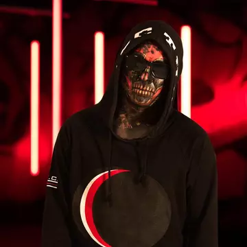 Solistul trupei Carla's Dreams, fără machiaj pe jumătate din față în cel mai recent videoclip. Cum arată artistul