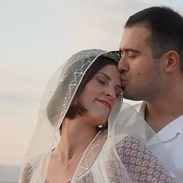 Nuntă inedită în Băicoi. O artistă s-a măritat cu alesul inimii ei, înconjurată de simboluri și tradiții
