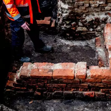 Descoperirea uluitoare făcută de un cuplu sub bucătăria casei lor: „Datează din 1610”