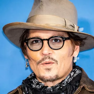 Johnny Depp este de nerecunoscut. Actorul a renunțat la barbă și mustață