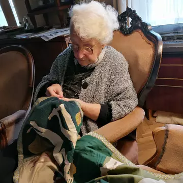 Revelația toamnei la Art Safari: Lilian Theil, o bătrână care zâmbește și „pictează” cu acul de cusut