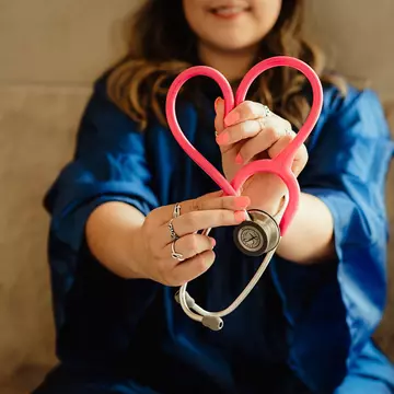 Lucrezi în sectorul medical și ai nevoie de halate calitative? Vezi unde poți găsi uniforme potrivite!