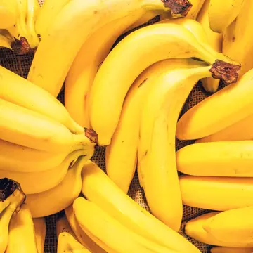 „Au ieșit sute și sute de păianjeni”. O femeie a cumpărat banane, însă nu se aștepta să găsească asta sub coajă