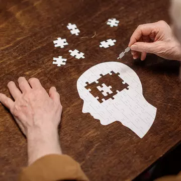 15 semne care indică apariția demenței. Cum se manifestă tulburările provocate de boală