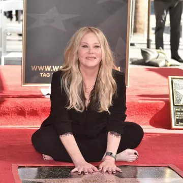 Christina Applegate, prima apariție publică după ce a fost diagnosticată cu scleroză multiplă. A primit o stea pe Hollywood Walk of Fame