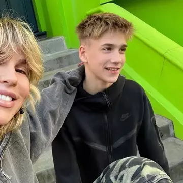 Sărbătoare în familia Corinei Bud. Băiatul cântăreței, Robin, a împlinit 14 ani