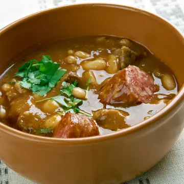 Fasole cu ciolan afumat, rețeta tradițională pentru 1 Decembrie. Ingredientele care dau savoare