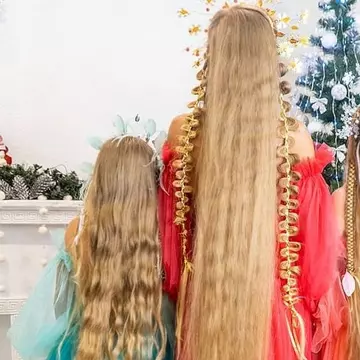 Familia Rapunzel. Cum arată femeia care nu și-a mai tuns părul de la vârsta de 5 ani. Fetele ei îi urmează exemplul