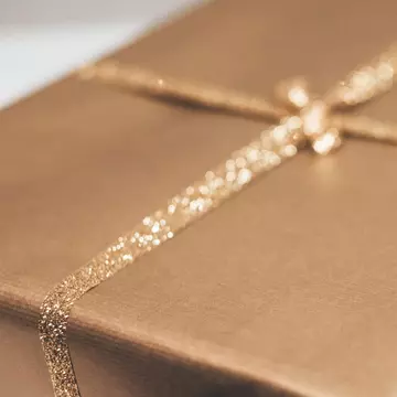 Sondaj eJobs: 7 din 10 companii vor oferi anul acesta beneficii de Crăciun angajaților. Cei mai mulți dintre angajatori au optat pentru prime în bani, petreceri cu echipa și coșuri cu produse de sezon. O treime dintre aceștia au alocat un buget de peste 1.000 de lei / angajat