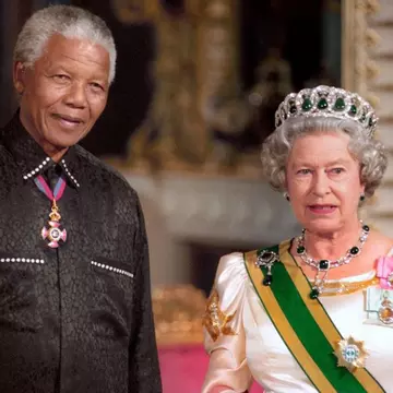 Porecla neștiută a reginei Elisabeta a II-a, dezvăluită de Regele Charles. A primit-o de la Nelson Mandela