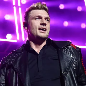 Nick Carter, în lacrimi pe scenă. A concertat la mai puțin de 24 ore de la moartea fratelui său