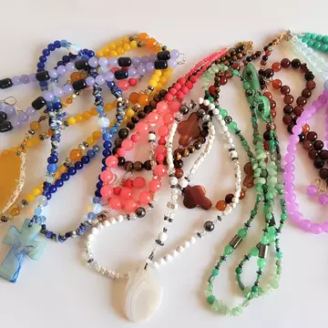 Sezonul rece e aici – cum să îți accesorizezi ținutele cu bijuterii cu pietre semiprețioase?
