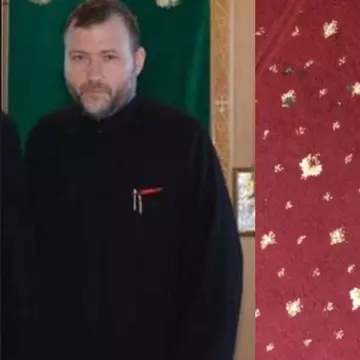 Cine este preotul care a fost filmat în timp ce scotea banii cu un umeraș din cutia milei. VIDEO