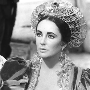 Copilăria de coșmar a actriței Elizabeth Taylor. Mama ei exigentă o forța să plângă la comandă