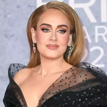Adele plănuiește să intre în lumea afacerilor. Vrea să vândă lenjerie intimă, parfumuri și bijuterii