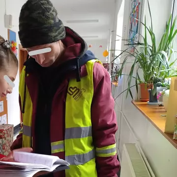 Povestea dureroasă a unui bărbat care nu a participat la serbarea școlară a fiicei, rușinat de hainele pe care le purta