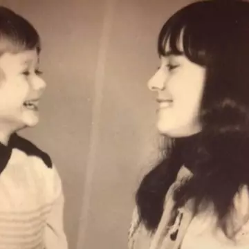 Recunoști copilul din imagine? A fost lăcătuș mecanic, iar acum este unul dintre cei mai admirați cântăreți din România