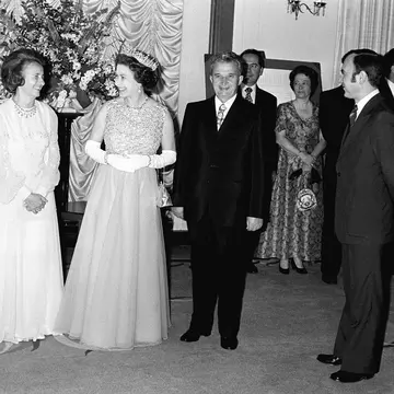 Elena Ceaușescu a murit îmbrăcată într-un palton Yves Saint Laurent. Obsesiile vestimentare ale soției ultimului dictator al României