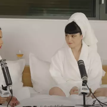 Irina Rimes, de la Vocea României, îmbrăcată în halat de baie în patul Innei: "Am așteptat foarte mult ziua asta"