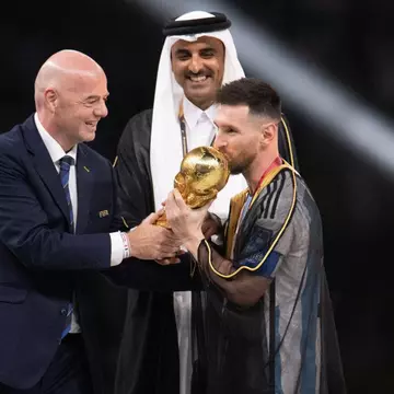 Ce semnificație are pelerina pe care Lionel Messi a purtat-o la finalul Campionatului Mondial. E făcută din păr de cămilă și de capră