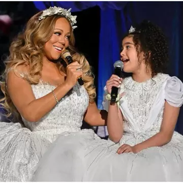 Mariah Carey, cu fiica ei pe scenă înainte de Crăciun. Imagini cu gemenii artistei