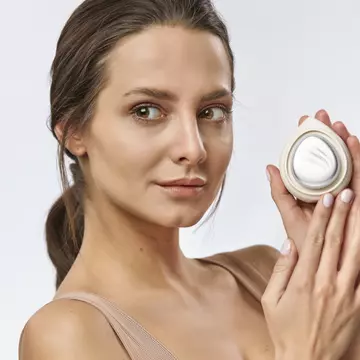 Cum să-ți menții tenul hidratat și strălucitor pe timpul iernii. Descoperă Notino Beauty Electro Collection și alege cel mai potrivit cadou, pentru tine sau o persoană dragă