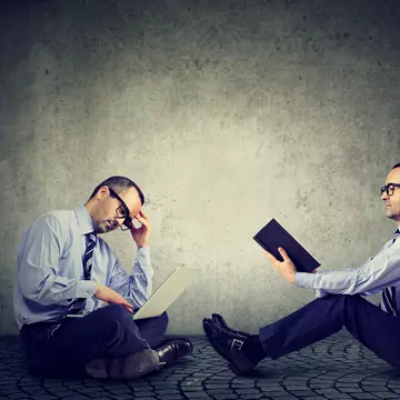 Ce se întâmplă cu mintea noastră când citim o carte versus când dăm „scroll” pe feeduri?