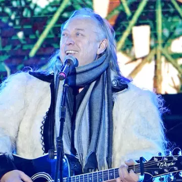 Ștefan Hrușcă împlinește 65 de ani. Viața discretă a celui mai cunoscut colindător din România