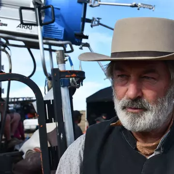 Alec Baldwin, acuzat de omor involuntar după uciderea regizoarei Halyna Hutchins. Ce pedeapsă riscă