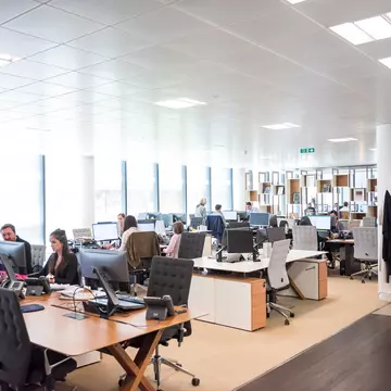 Review & Trends 2023: Topul celor mai căutate joburi la început de an - agent de vânzări, junior banker, operator introducere date, operator de colectare debite și casier în sala de jocuri sunt pozițiile care au atras cele mai multe aplicări în prima săptămână din 2023. Angajații cu două joburi, munca hibrid și importul de personal devin cele mai importante tendințe ale noului an