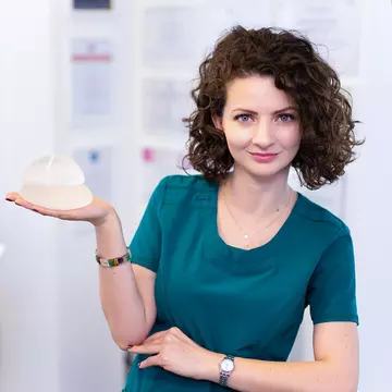 Ce intervenții chirurgicale estetice și proceduri sunt în topul preferințelor femeilor! Pe ce loc se află implantul mamar?