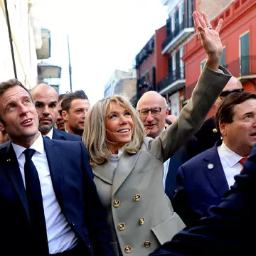 "El e președintele Franței. Trebuie să fie un exemplu!" Cum le-a răspuns Emmanuel Macron jurnaliștilor care i-au criticat relația cu soția