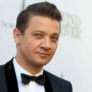 Jeremy Renner, primele imagini de pe patul de spital. Actorul a fost operat de două ori după ce a fost lovit de plug