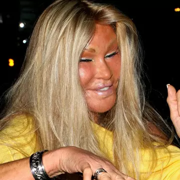 Cum arată Jocelyn Wildenstein la 83 de ani. "Femeia pisică", surprinsă în compania logodnicului cu 27 de ani mai tânăr