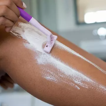 Metoda de epilare care te ajută să economisești timp și apă