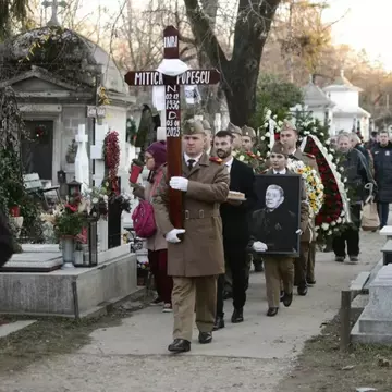 Ultimele aplauze pentru Mitică Popescu. Cele două obiecte cu care a fost înmormântat actorul