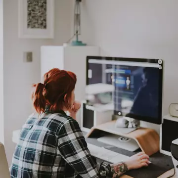 Sondaj eJobs: Mai mult de o treime dintre tinerii cu vârste între 18-25 de ani și-au găsit jobul actual în mai puțin de o lună. Salariul, oportunitățile de creștere profesională și posibilitatea de a lucra remote sunt cele mai importante criterii la angajare ale Generației Z. 70% cred că salariul corect pentru nivelul lor de experiență este între 3.000 și 7.000 de lei