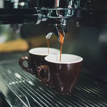 Veșnica dilemă a iubitoarelor de cafea: espressor cu boabe sau cu capsule?