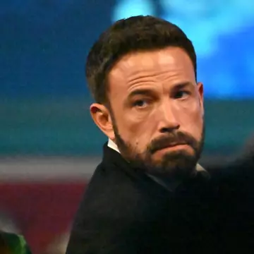 Ben Affleck, „urecheat” la gala Premiilor Grammy. Ce discuție a avut cu Jennifer Lopez: „Încearcă să pari mai prietenos”/ VIDEO