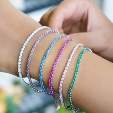 Bratarile tennis: accesoriul perfect pentru a-ți pune în valoare personalitatea și stilul