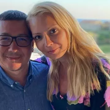 Cum arată fetița adoptată de Daciana Sârbu și Victor Ponta. Cei doi au plecat în vacanță cu familia lor
