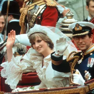 Designerii care au creat rochia de mireasă a Prințesei Diana, îngroziți. Ce s-a întâmplat cu celebra rochie la biserică