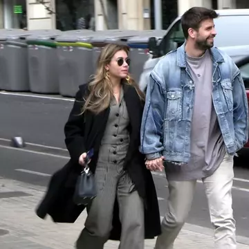 Gerard Pique, de mână cu iubita, pe străzile din Barcelona. Imagini virale cu Clara Chia Marti în timp ce se lovește de un panou publicitar