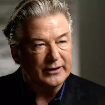 Alec Baldwin riscă o pedeapsă mult mai mică, dupa uciderea regizoarei Halyna Hutchins. Decizia procurorilor