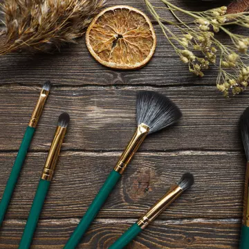 3 accesorii cosmetice pe care este neapărat să le ai